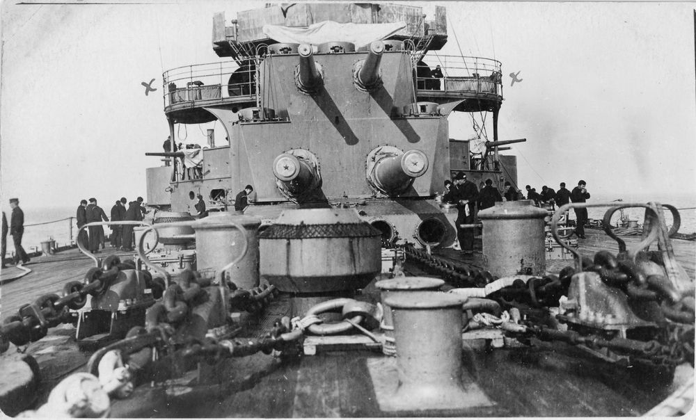 Naval Guns: manning and working